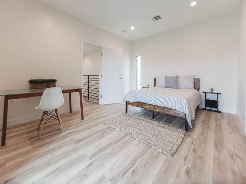 Memory Foam Beds - Relax in the Heart of Sunny LA in a Holiday Home photo 3