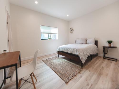 Memory Foam Beds - Relax in the Heart of Sunny LA in a Holiday Home photo 13
