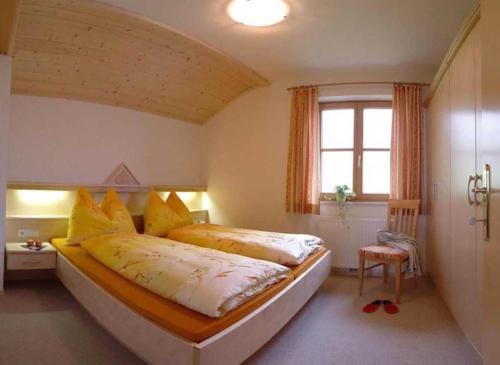a bedroom with two beds and a window at Präau-Gut in Dorfgastein