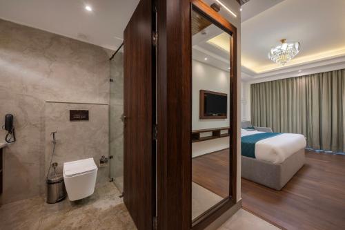 a bedroom with a bed and a bathroom with a shower at Hotel The Bliss Kufri in Kūfrī