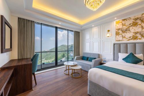 a hotel room with a bed and a desk and a window at Hotel The Bliss Kufri in Kūfrī