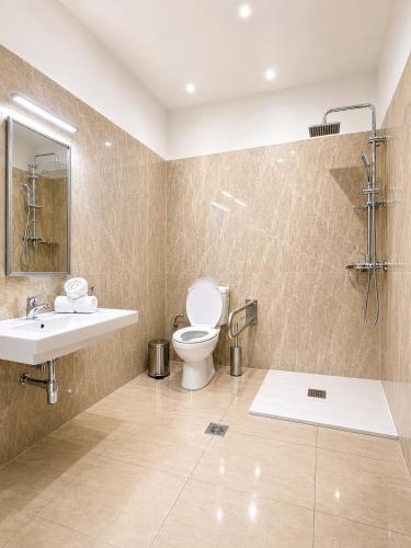 ein Badezimmer mit Toilette, Waschbecken und Dusche in der Unterkunft Theta Project in Stavros
