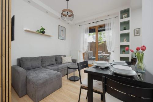 Cosy Studio in Warsaw with Garden, Parking and Fan by Noclegi Renters