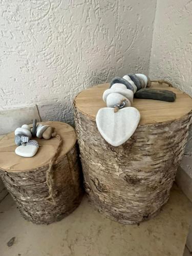 two wooden stools with hearts on top of them at Ferienhaus 1 An der Rodach in Steinwiesen