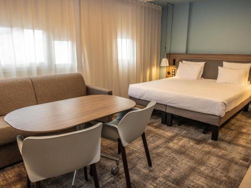 เตียงในห้องที่ Novotel Suites Clermont Ferrand Polydome