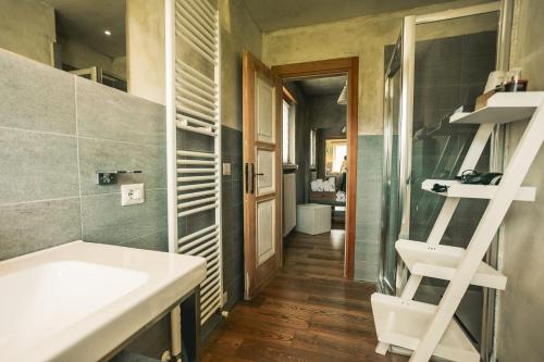 ein Badezimmer mit einem weißen Waschbecken und einem Spiegel in der Unterkunft Cà Virò - B&B sul Sentiero Valtellina in Albosaggia