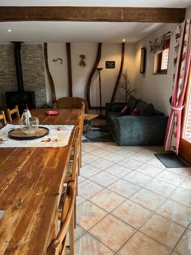 a living room with a table and a couch at le tilleul in Caumont