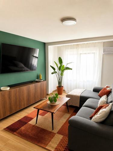 a living room with a couch and a tv at Tranquilo in Elche