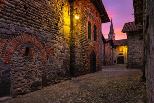 an alley in an old stone building at sunset at La casetta in Candelo