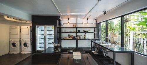 Η κουζίνα ή μικρή κουζίνα στο The Common Hostel
