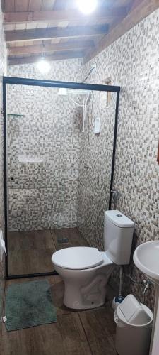 a bathroom with a shower and a toilet and a sink at chalé casa na mata céu Iluminado in Guararema