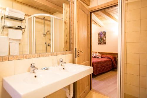 A bathroom at Hotel Restaurant La Barme