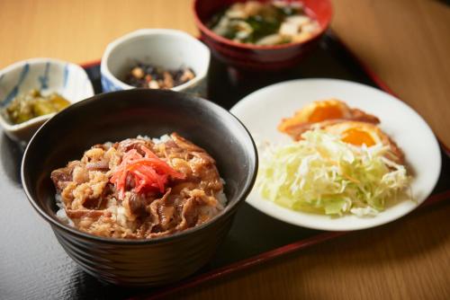 ホテルの敷地内または近くでの食事または食べ物