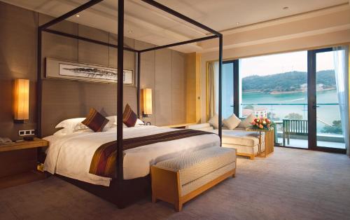 Katil atau katil-katil dalam bilik di Mels Weldon Evergreen Lake Hotel Heyuan