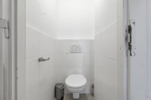 Bright - 3BR - Fast Wifi - At Bus and Tram Station