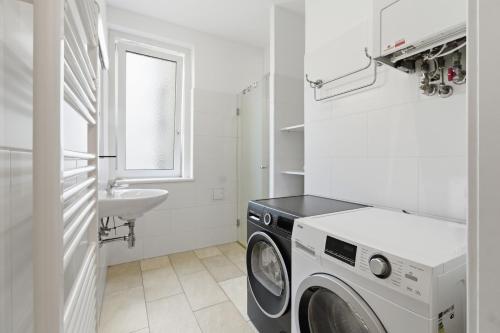 Bright - 3BR - Fast Wifi - At Bus and Tram Station