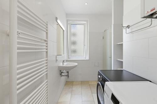 Bright - 3BR - Fast Wifi - At Bus and Tram Station