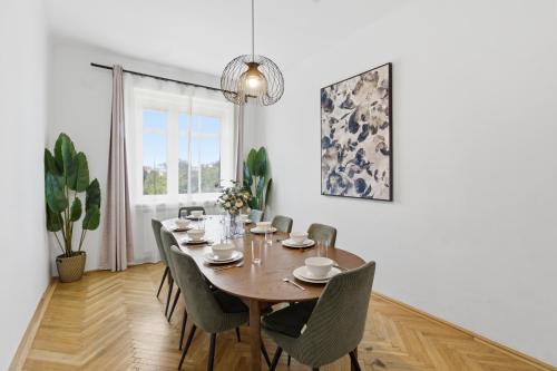 Bright - 3BR - Fast Wifi - At Bus and Tram Station