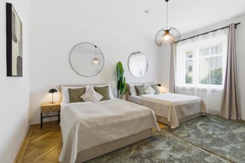 Bright - 3BR - Fast Wifi - At Bus and Tram Station