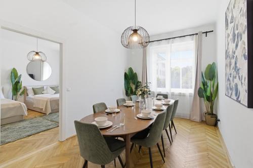 Bright - 3BR - Fast Wifi - At Bus and Tram Station