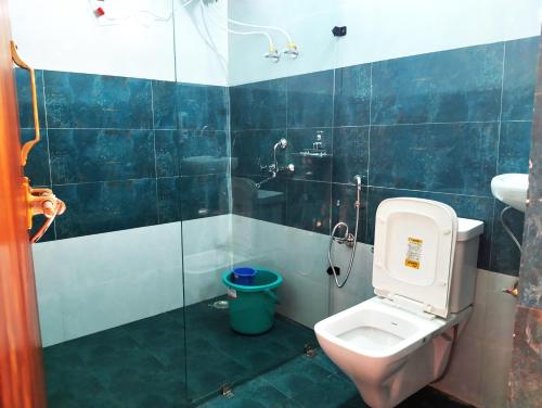 ein Badezimmer mit Toilette und Glasdusche in der Unterkunft Lal Bangla Homestay in Chaukori