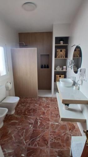 a bathroom with two sinks and two toilets at El Molinero in Monesterio