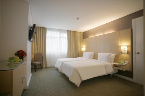 Postel nebo postele na pokoji v ubytování St Giles Hotel Makati