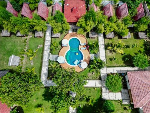 an overhead view of a backyard with a swimming pool at Kaia Raya Surf Lodge in Maluk