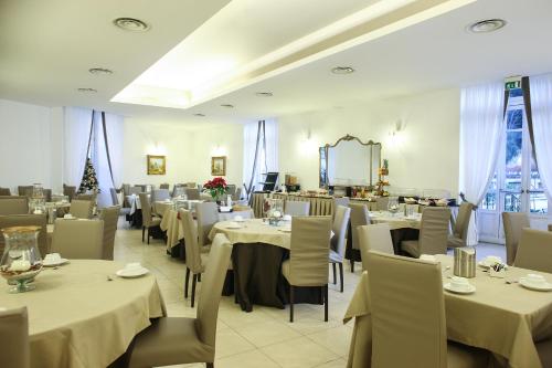 ห้องอาหารหรือที่รับประทานอาหารของ Grand Hotel Capodimonte
