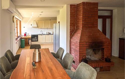 4 Bedroom Beautiful Home In Zagreb