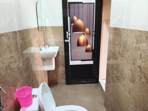 a bathroom with a toilet and a sink at Winterfeel Bellmount by Neon Nest in Ooty