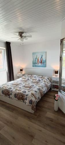 a bedroom with a bed and a ceiling at Drescher Apartments in Murter