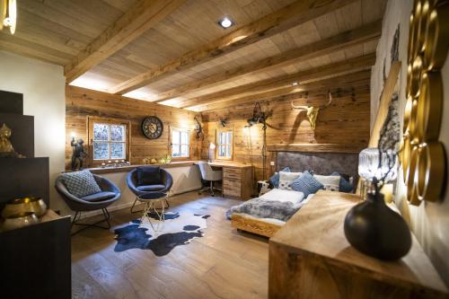 ein Zimmer mit einem Bett und zwei Stühlen in der Unterkunft Chasa Sentima in Sent