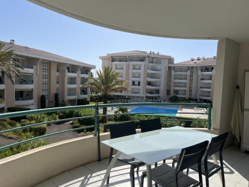 Residence Cesaree - T2 renove avec vue piscine, terrasse, clim, 4p
