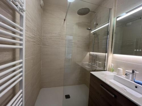 Residence Cesaree - T2 renove avec vue piscine, terrasse, clim, 4p