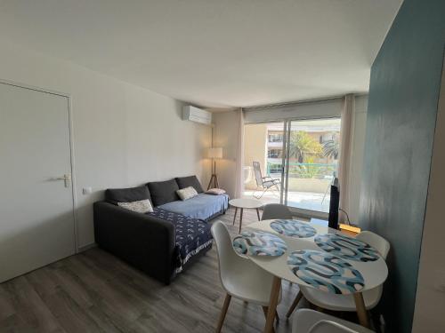 Residence Cesaree - T2 renove avec vue piscine, terrasse, clim, 4p