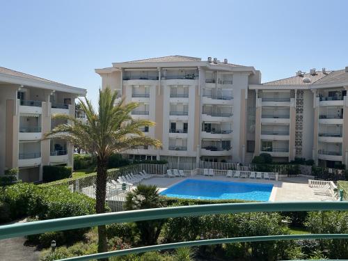 Residence Cesaree - T2 renove avec vue piscine, terrasse, clim, 4p