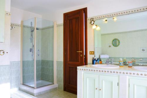 a bathroom with two sinks and a shower at B&B Sedici Pini in Pomezia