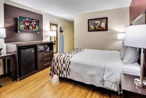 a hotel room with a bed and a tv at Boardman in McKays Corners