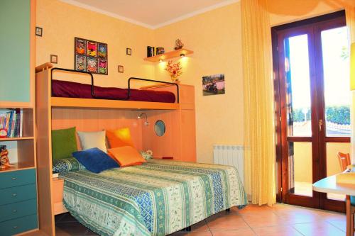 una camera con un letto a castello e un letto di B&B Sedici Pini a Pomezia