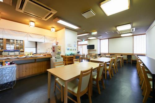 uma sala de aula com mesas e cadeiras numa cafetaria em Hotel Select Inn Hachinohe Chuo em Hachinohe