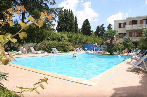 una grande piscina con una persona in acqua di Residence Eucalipti ad Alghero