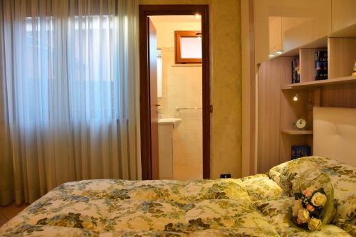 a bedroom with a bed and a bathroom at B&B Sedici Pini in Pomezia