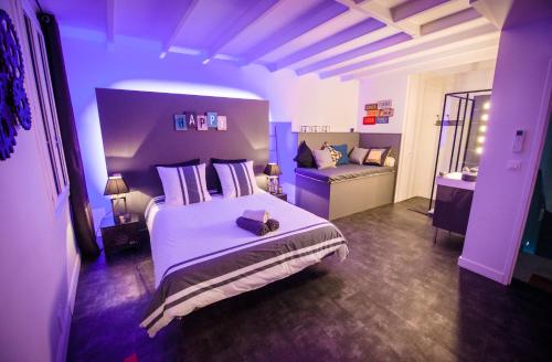 une chambre avec un grand lit et un canapé dans l'établissement La Maison Gustave, à Narbonne