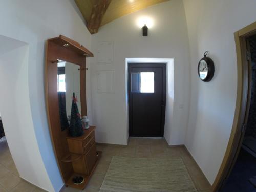 un couloir avec une porte noire et un miroir dans l'établissement Sicó In and Out, à Penela