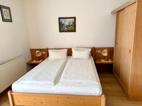 a bedroom with a bed and two nightstands with lamps at Ferienwohnungen Billovits in Kössen