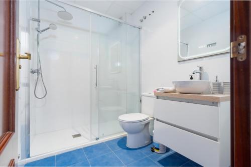 a bathroom with a shower and a toilet and a sink at Lux Sevilla Apartment Piscina in Bormujos