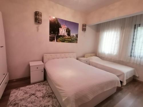 a bedroom with two beds and a couch at Erme Dinlenme Tesisleri in Dernekpazarı