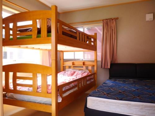 Двухъярусная кровать или двухъярусные кровати в номере Guest House Tomida