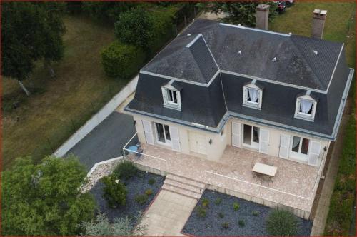 an overhead view of a house with a black roof at L'Orée des Vignes 41 - Chambres d'hôtes in Saint-Georges-sur-Cher